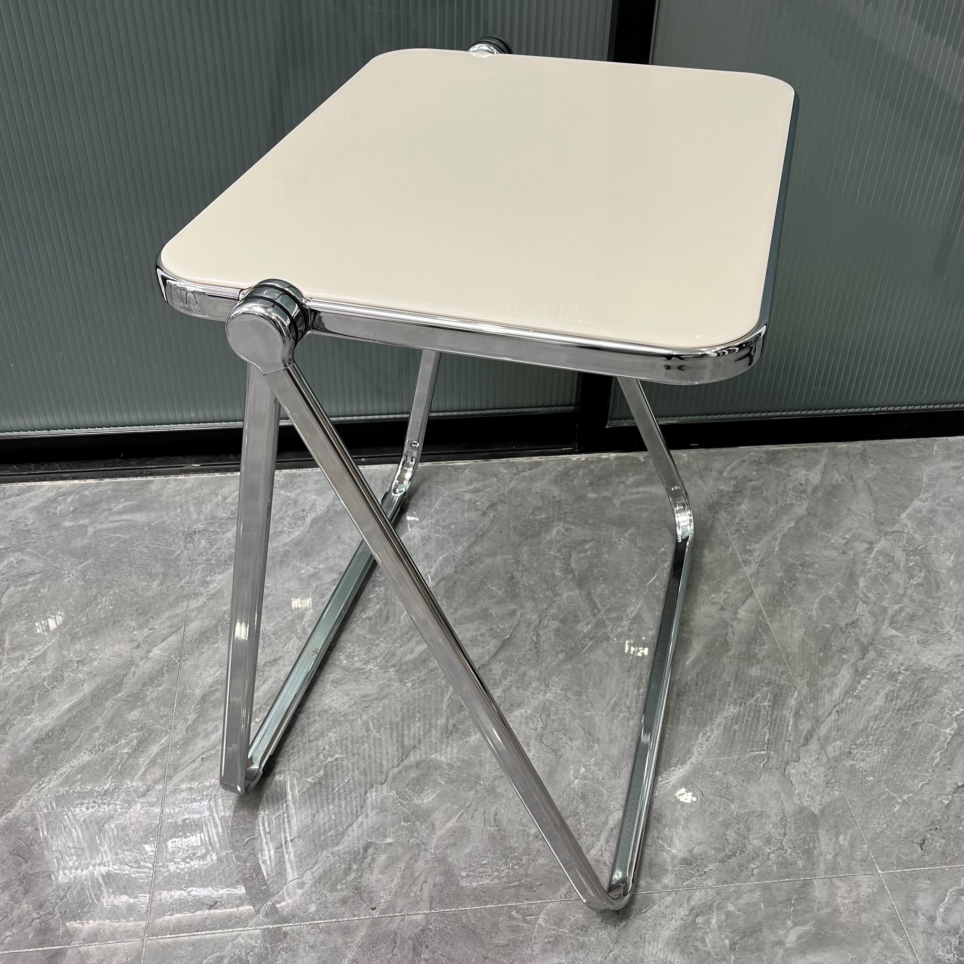 흰색 접이식 테이블