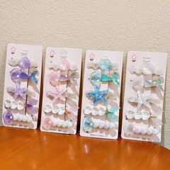 カモの口は貝殻のヘアピンを挟んで新型の少女の前髪を挟みます。