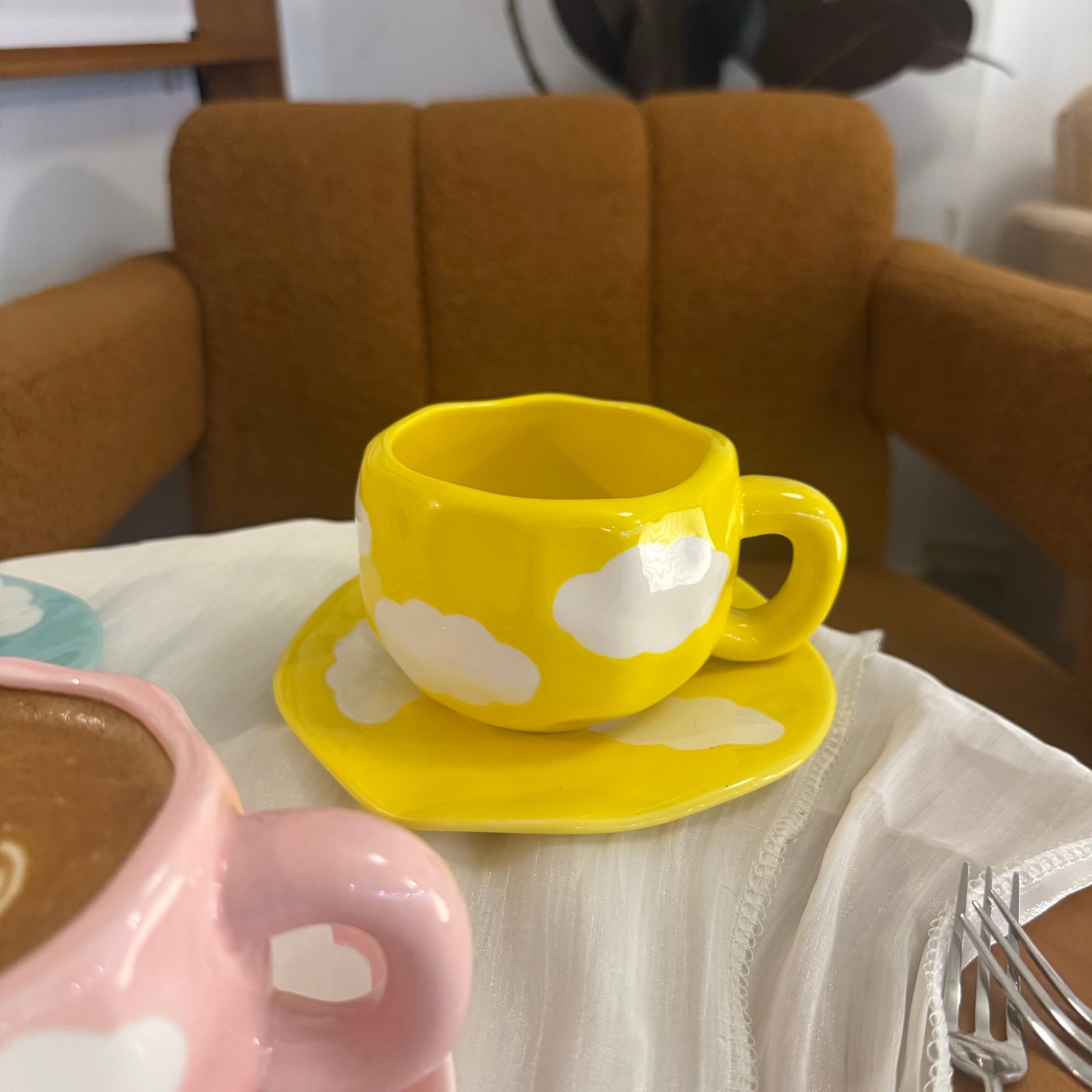 Tazas y platos de cerámica de flores retro de estilo coreano, tazas y platos de café irregular pellizcado a mano, tazas y platos de té de la tarde