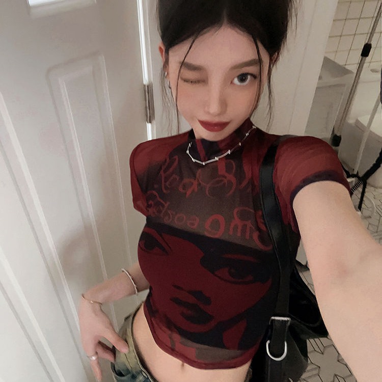 순수한 욕망 스타일 유럽과 미국 인쇄 슬림 핏 반팔 배꼽 탑 여자의 여름 디자인 감각 세미 하이 칼라 버건디 숄더 티셔츠