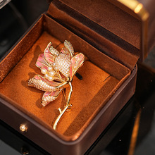 泊心云 高端首饰批发奢华气质珐琅彩木棉花胸针精致珍珠别针代发