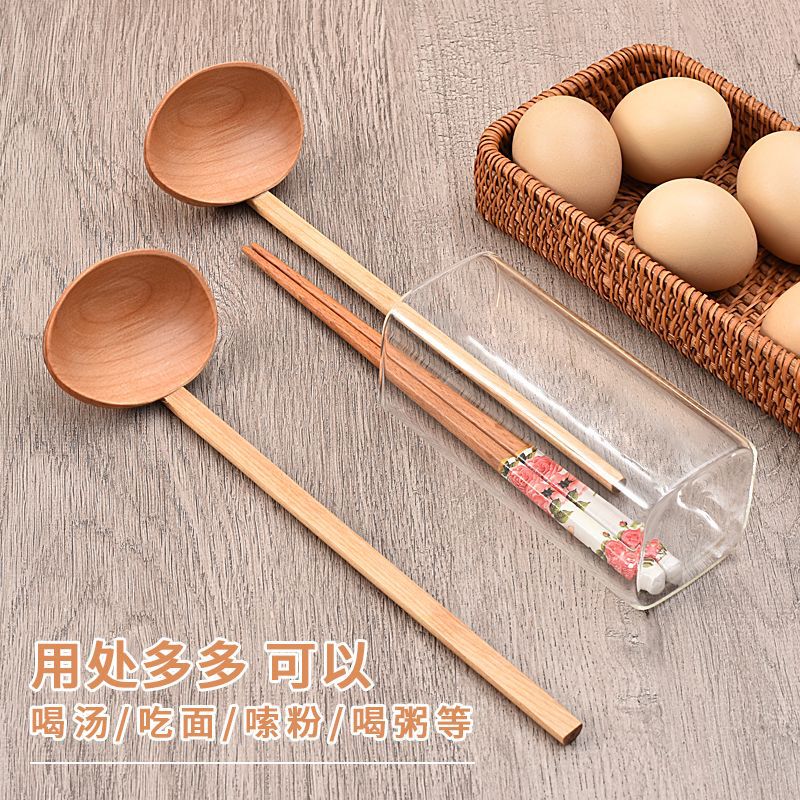 アヒルの卵のラーメンのスプーンのすき焼きのスプーンの木製の長い柄のスプーンは食事してスープの木のスプーンの味の千ラーメンのスプーンを飲みます。|undefined