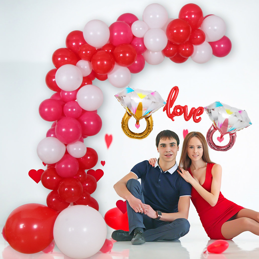 Día de San Valentín traje globo pétalos de rosa boda habitación diseño Foto fondo decoración globo amante traje