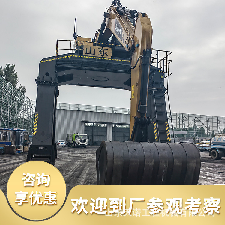 挖掘机大长腿骑在火车上卸煤钩机龙门架挖掘机