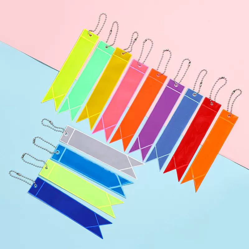 跨境热销13色反光挂件飘带款PVC安全警示反光书包挂件荧光钥匙扣