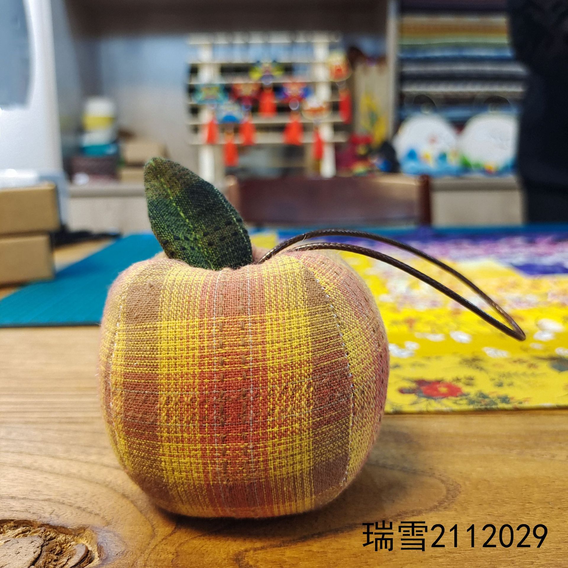 Tela de pera Lu Bordado hecho a mano bricolaje patchwork muñeca decoración regalo del estudiante artesanía tradicional flor tela colgante