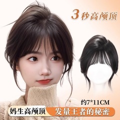 かつら前髪の女性は自然に痕跡のない増発量をシミュレーションします。