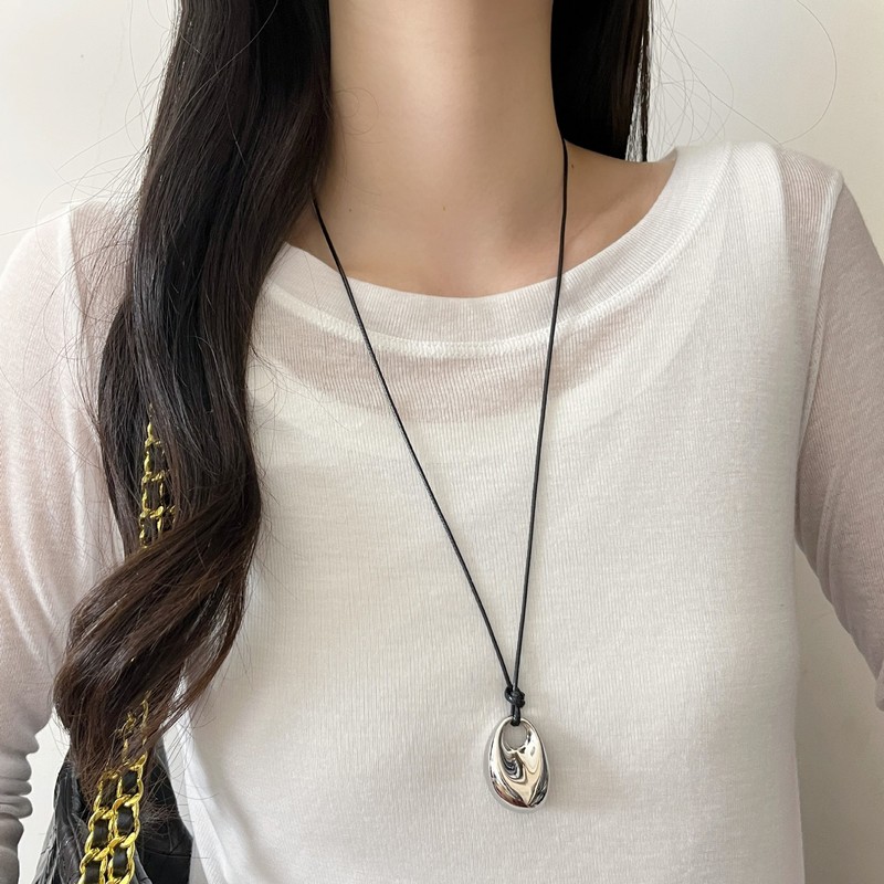 コールドスタイルのシルバーのブラッシュド加工ドロップペンダントネックレス、女性向け、ニッチなライトラグジュアリー、高級感、ロングタイプ、秋冬のセーターチェーンに万能|undefined