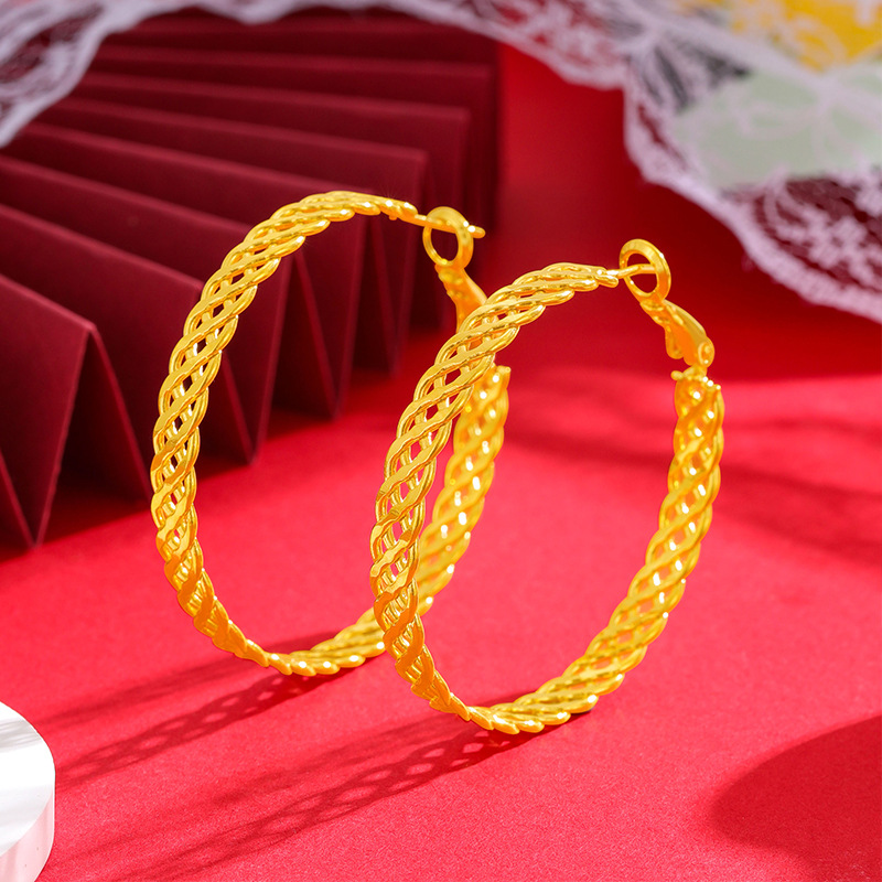 Pendientes huecos de aleación de cobre Pendientes tejidos de nudo chino Aguja de plata Joyería de moda para mujer Pendientes de oro de arena Fuente de la fábrica