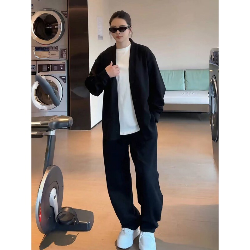 Simple solid color high-end faux two-piece sweatshirt and sweatpants set for men, versatile loose casual sports suit for spring Simple solid color high-end faux two-piece sweatshirt and sweatpants set for men, versatile loose casual sports suit for spring