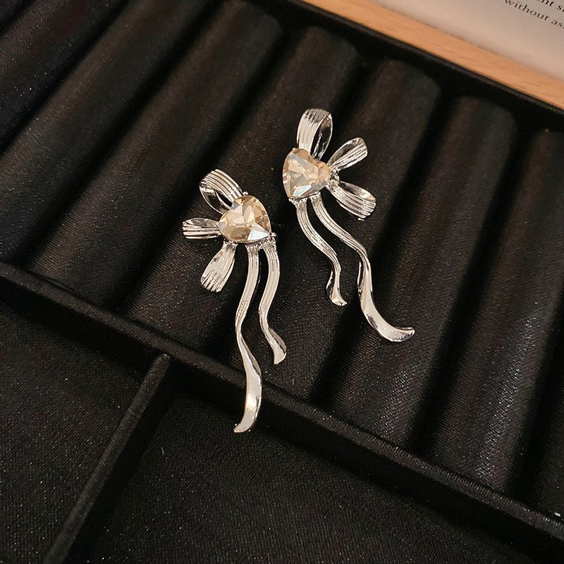 Aguja de plata Pendientes de lazo de diamantes coreanos Pendientes de temperamento de moda de todo fósforo Pendientes de diseño de nicho Sentido de lujo ligero