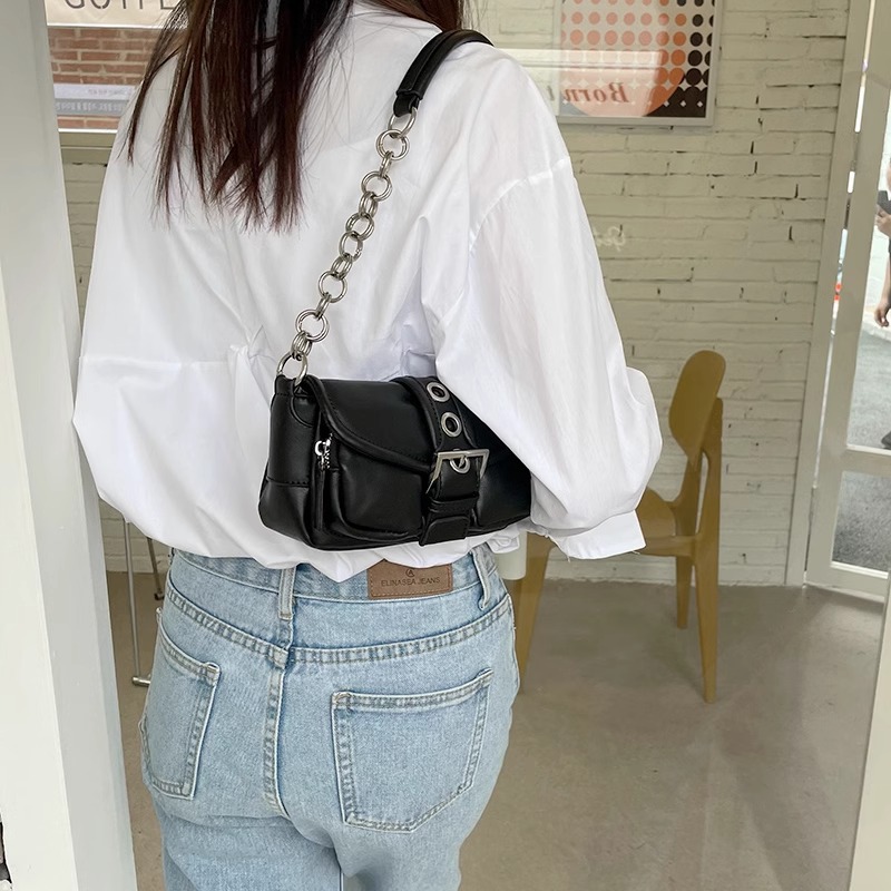 Women's Small Pu Leather Solid Color Vintage Style Classic Style Magnetic Buckle Underarm Bag display picture 6