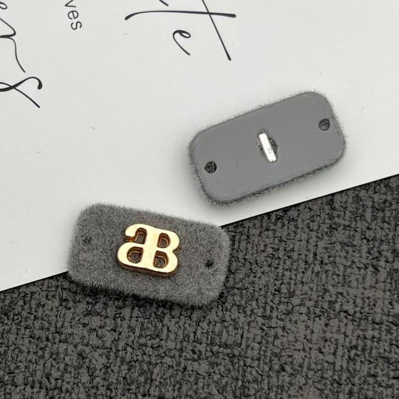 灰色系树脂组合纽扣标牌字母蝴蝶结小狗安心商标植绒针织衣标辅料|undefined
