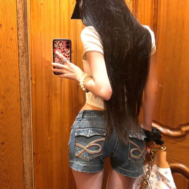 American retro blue low-rise stretch denim shorts for women, new summer style, tight-fitting, slimming, versatile, hip-hugging hot pants American retro blue low-rise stretch denim shorts for women, new summer style, tight-fitting, slimming, versatile, hip-hugging hot pants