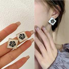 小香风方形山茶花耳钉复古高级感ins小众设计秋冬法式轻奢耳饰女