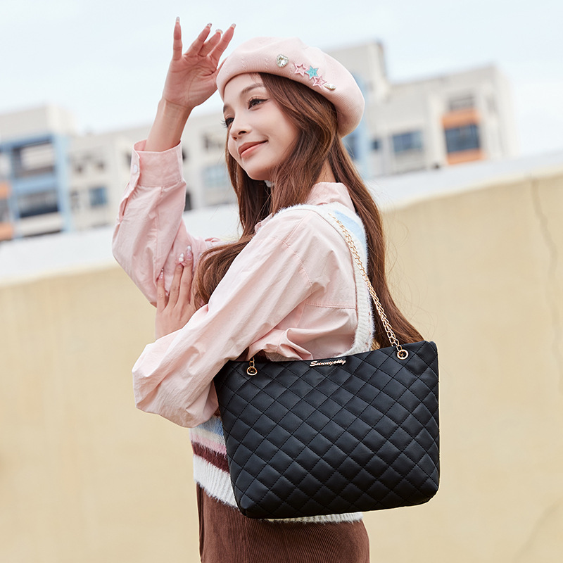 2024 bolsas de cadena de alto nivel de diamante bordadas bolsas de hombro S marca de gran capacidad bolsas de cubo comercio exterior al por mayor