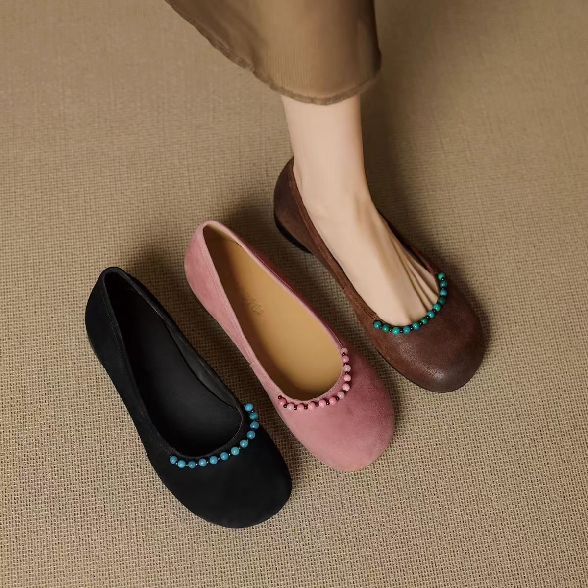 2026 primavera zapatos de cuero suave de talón bajo con cuentas superficiales zapatos de mujer cabeza redonda plana retro estilo nacional zapatos de abuela