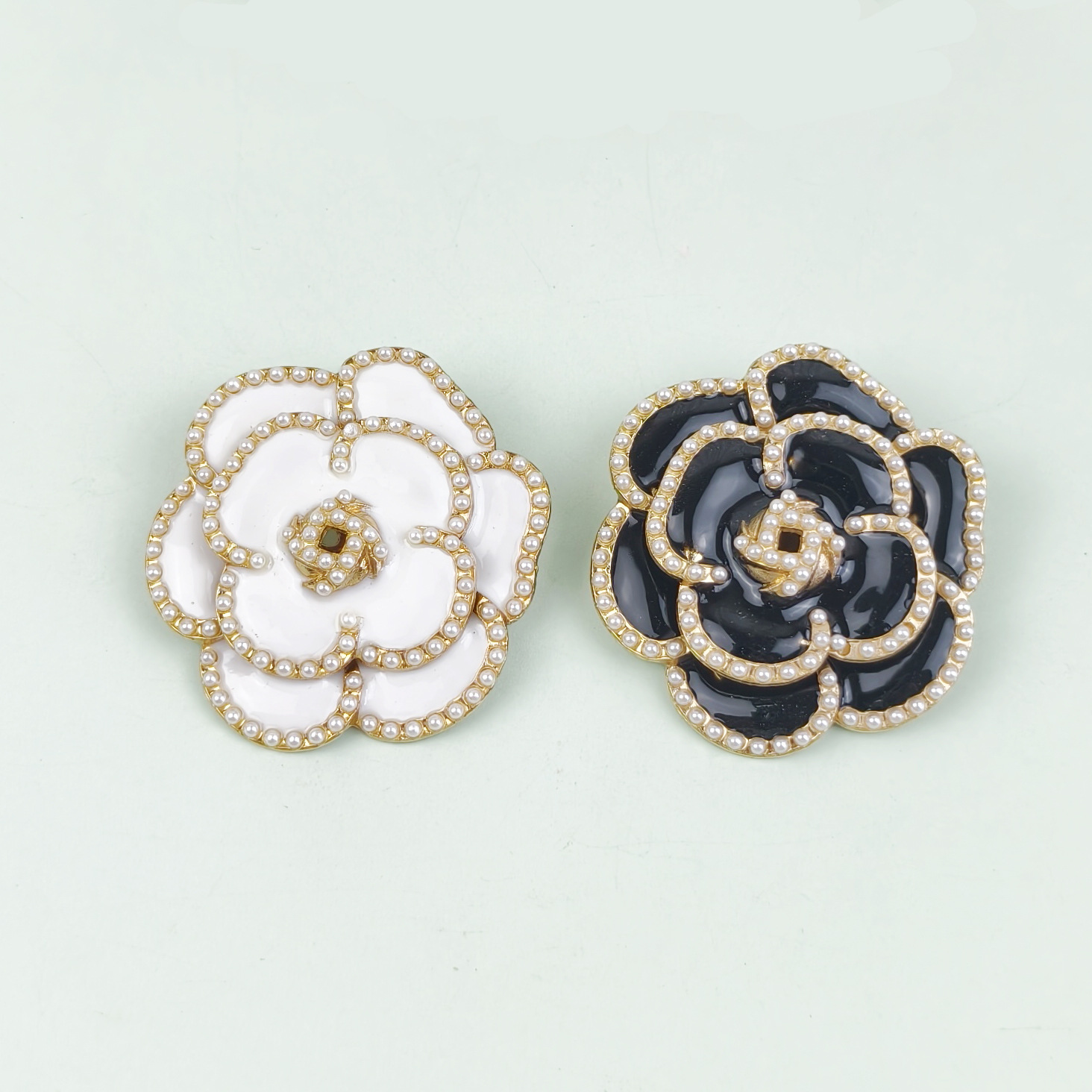 Broche de perlas de camelia Advanced Sense Accesorios de ropa para damas Aguja de cuello Collar decorativo de aleación anti-brillo