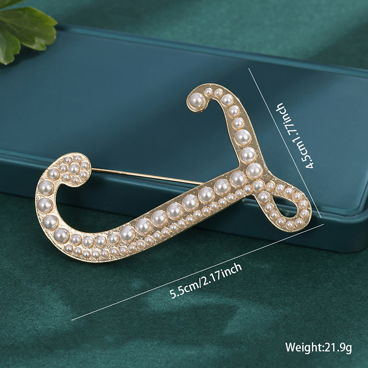 26 broches con letras en inglés de perlas, alfileres para ropa, decoraciones retro transfronterizas europeas y americanas, accesorios antiexposición para cuello