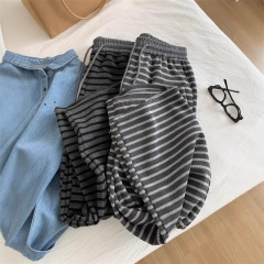 気品がだるくて、黒い灰色のストライプのワイドパンツの女性の垂れ下がった感があります。