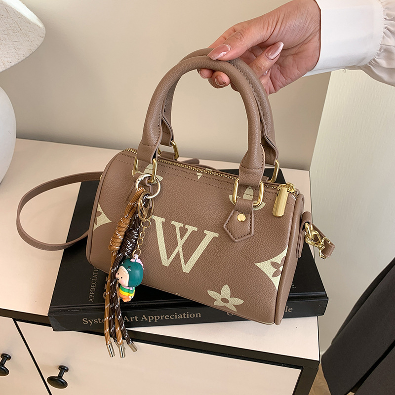 In-stock trendy and stylish large-capacity vintage women's bag with high-quality texture, fashionable shoulder and crossbody bag, available for wholesale