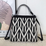 新款小众设计可爱卡通针织手机包百搭小巧便携通勤手提斜挎贝壳包