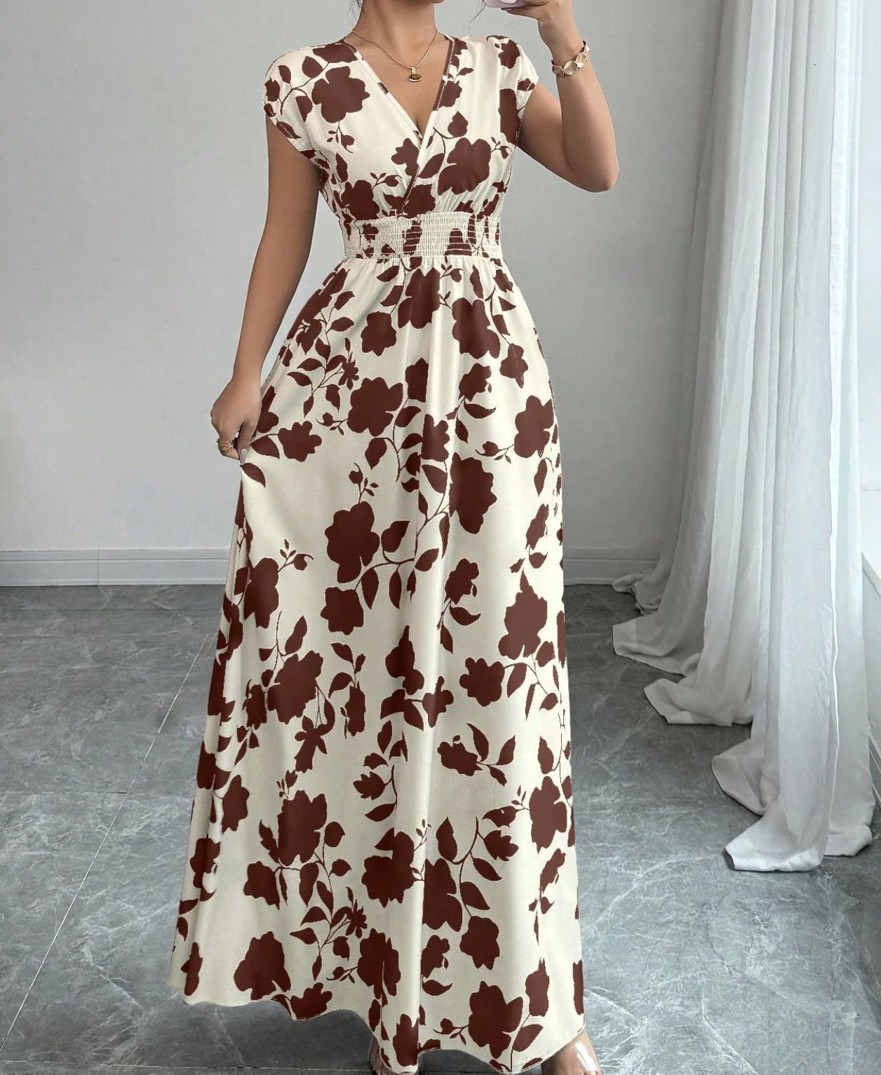 살구색 바탕에 커피색