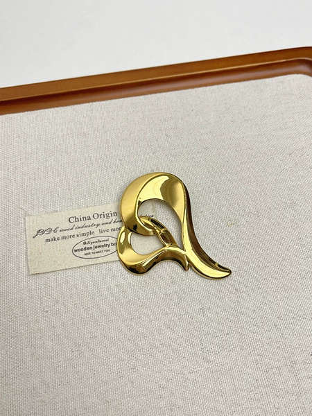 Golden Irregular Love Brooch XZ0029