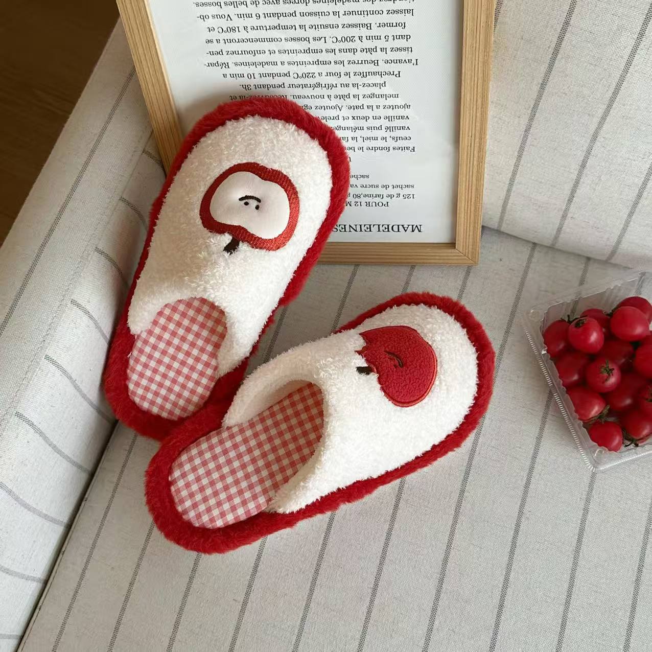 Hermosas zapatillas de peluche de manzana mujeres otoño invierno engrosado antideslizante calentamiento zapatillas de luna pareja zapatillas de algodón interior