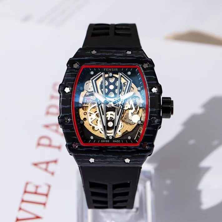 빨간색 유리가 있는 검은색 껍질