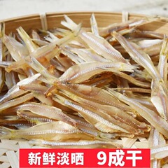 小魚の乾燥漁民は自分で干します。