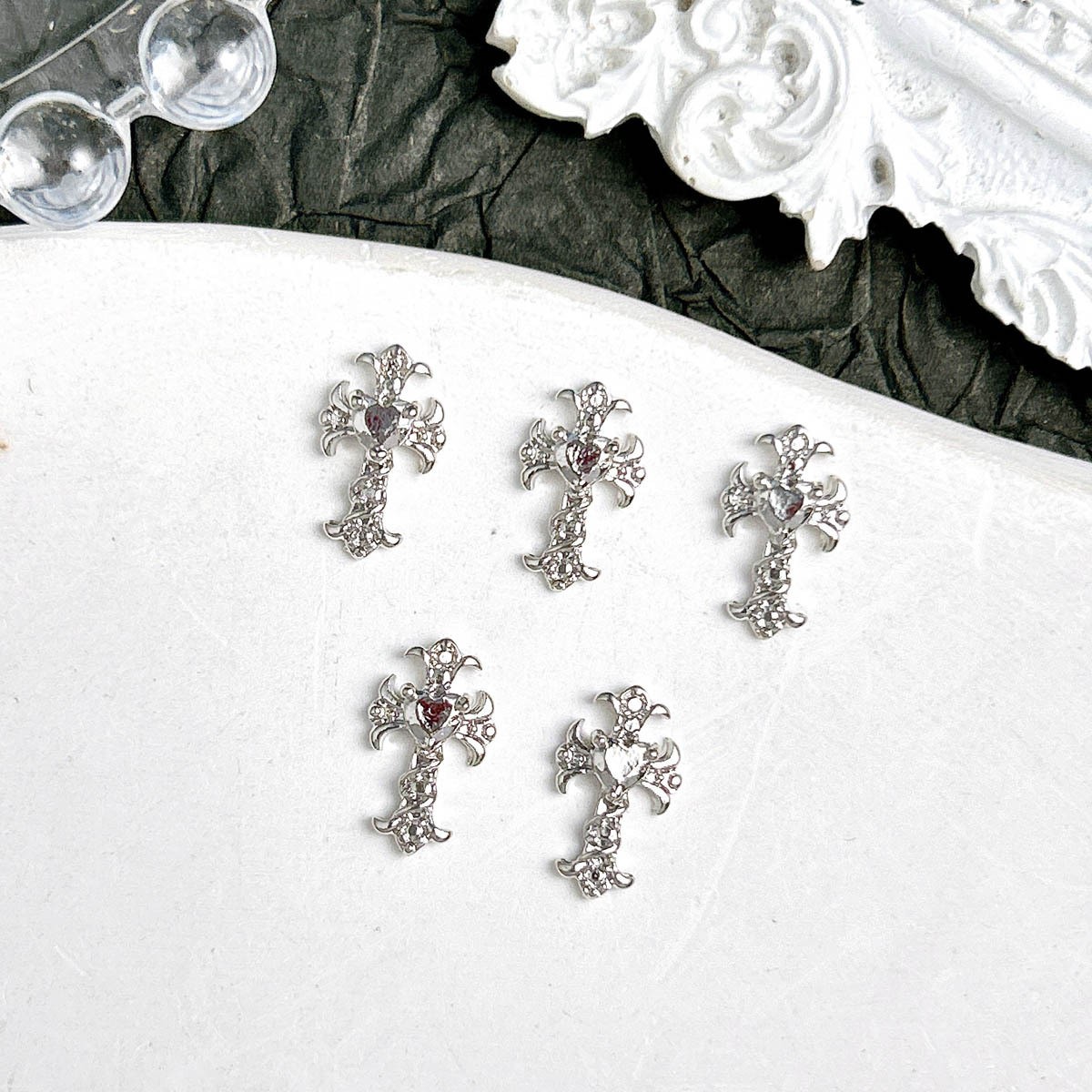 Ventas transfronterizas de joyas de manicuría cruces oro y plata super brillante diamante completo retro punk cruces joyas accesorios diy