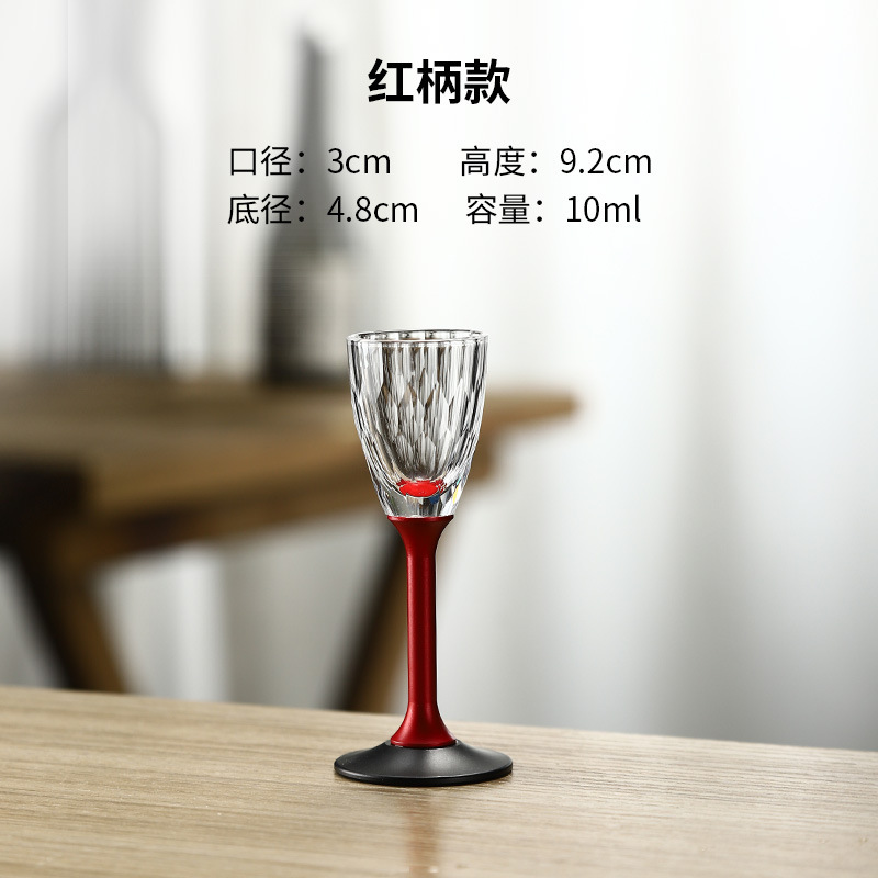 Taza de vino con barra roja y fondo negro