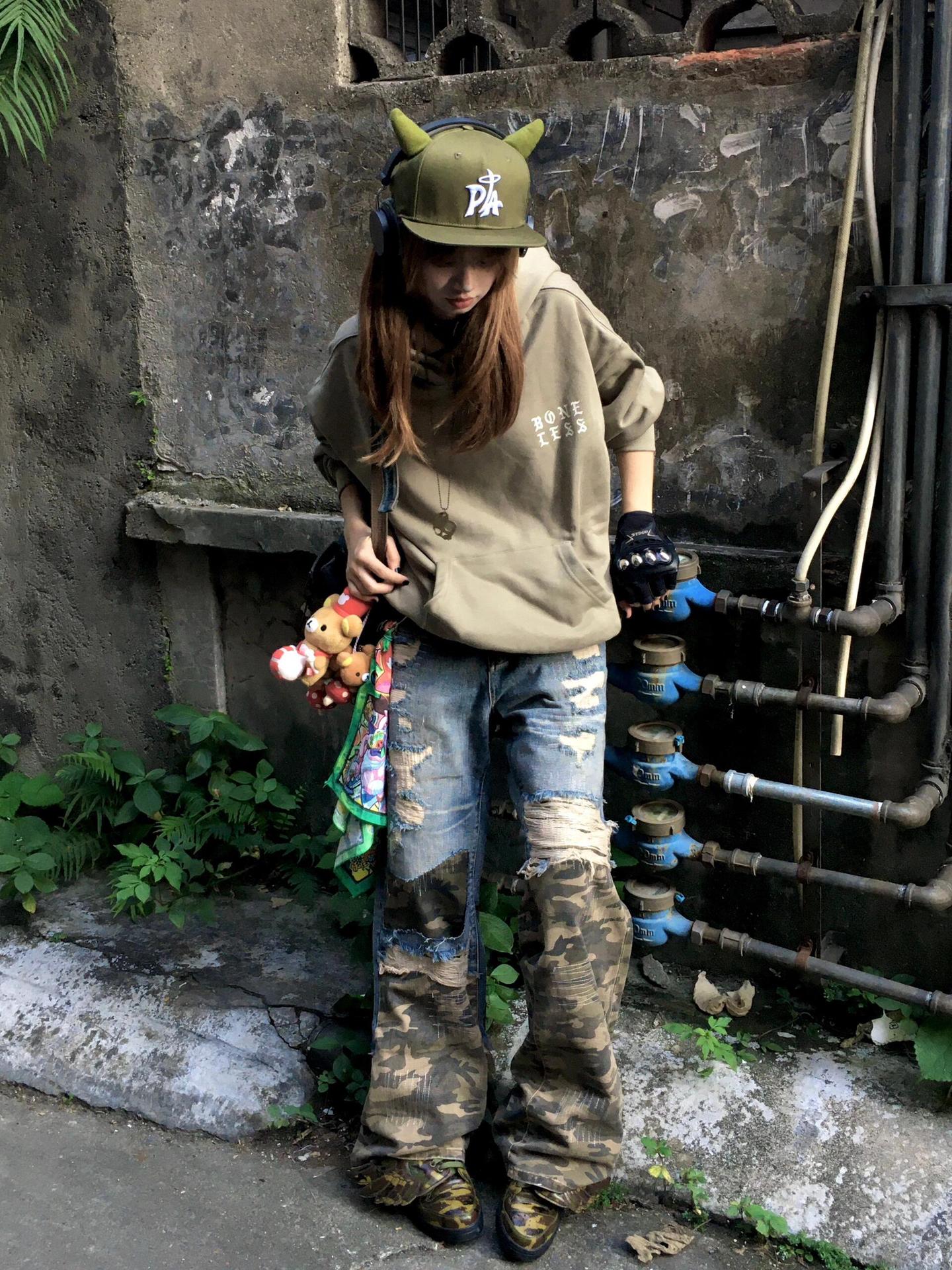 Junge Europäischen Und Amerikanischen Stil Pad Tuch Camouflage Patchwork Zerrissene Jeans 2025 Neue Street Fashion Design Lose Gerade_voghion.com