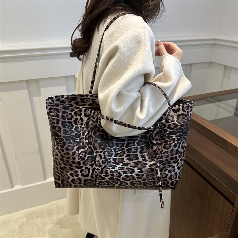 Bolsa de ocio retro leopardo de gran capacidad 2024 nuevo estilo de ocio simple de moda de viaje portátil de hombro bolsa de mano para mujeres