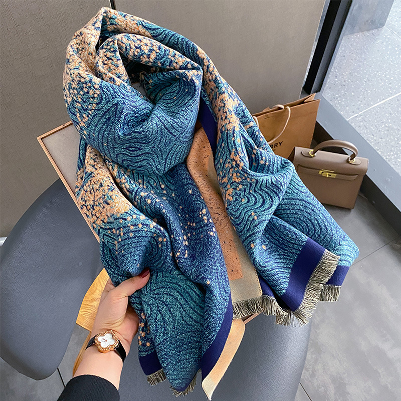 レトロなポニーファッションはカシミヤのマフラーをまねています。|undefined