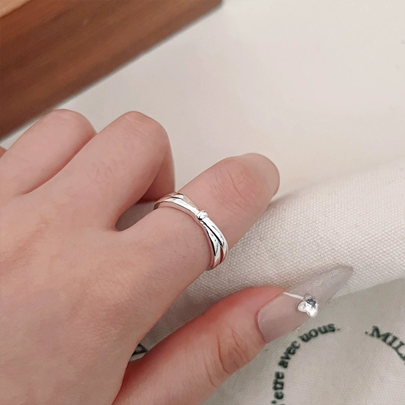 韓国版の不規則な925スターリングシルバーの女性用多用途リング、ニッチなインスタイルのデザイン、色あせしない組み合わせリング