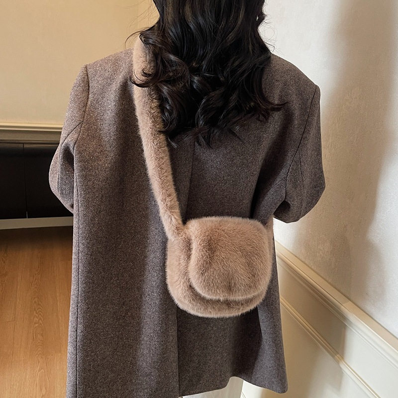 Bolso de lana de lana de mujer 2025 nuevo estilo popular otoño invierno nicho exquisito bolsa de silla para salir bolso de hombro de mujer