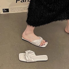 フランスのつま先ビーチ靴夏の新型の外はカジュアルな女性のサンダルを履いています。
