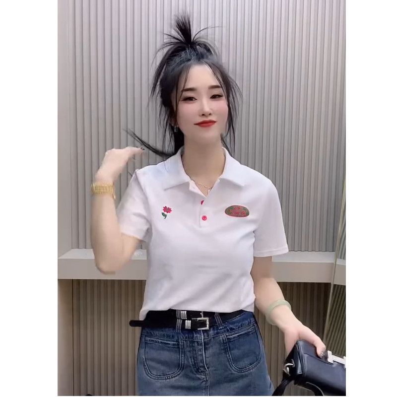 Productos europeos diseño bordado retro sentido de la camiseta de manga corta con cuello de polo para mujer verano nuevo nicho delgado todo-fósforo top de moda