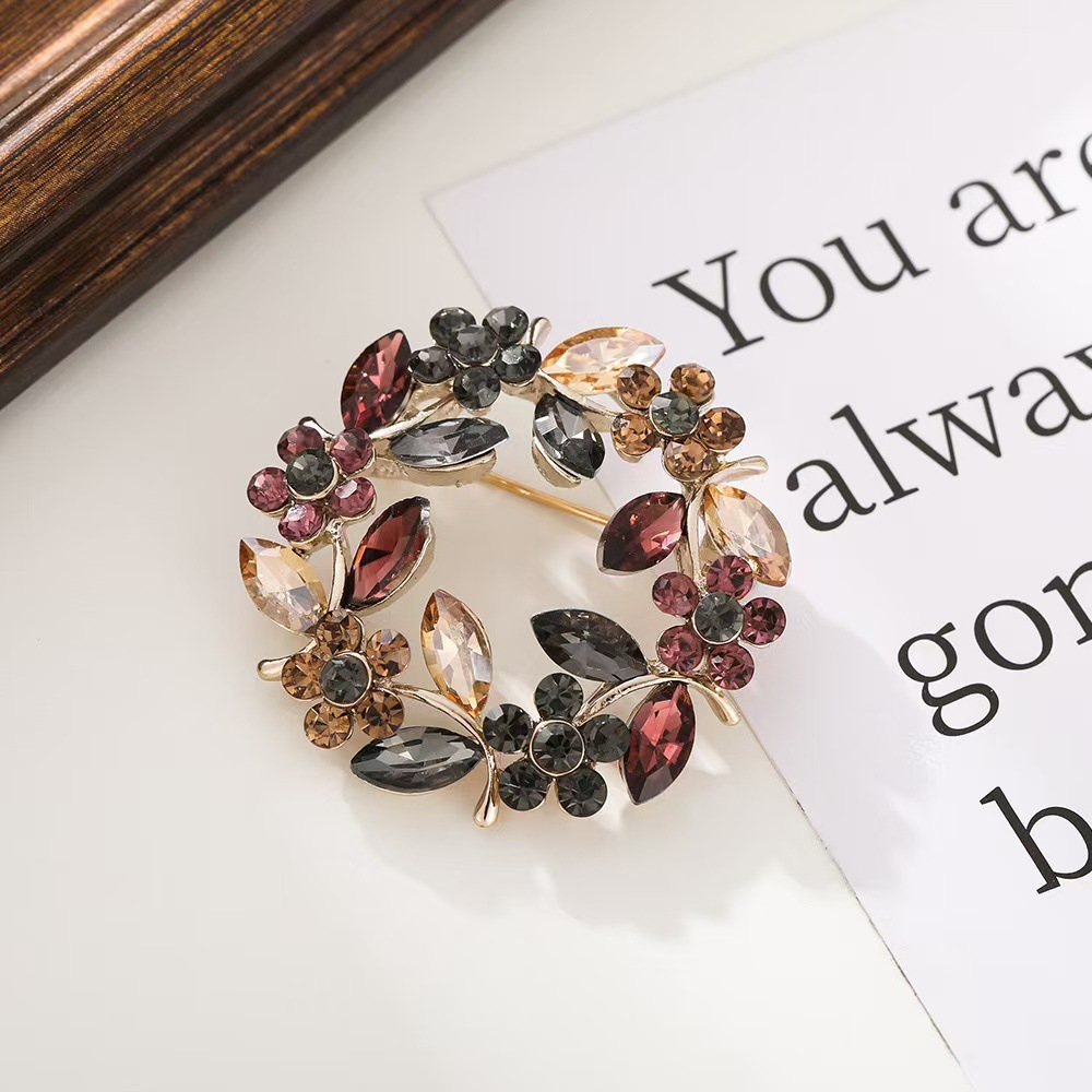 High-end Luxury Crystal Flower Brooch Women's Personality Elegant Coat Cardigan Corsage Fashion Exquisite High-end Sense Pin