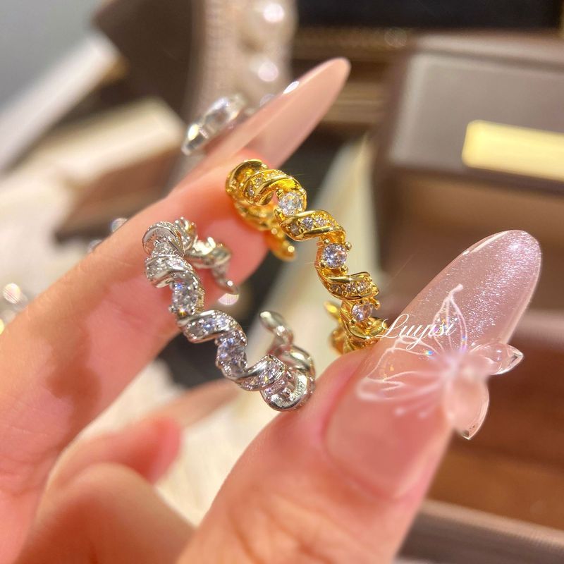 軽くて豪華なハイエンドのダイヤモンドがちりばめられたツイストリング、通勤用、クラシックで絶妙な気質のデザイン、女性用ジルコンリング|undefined