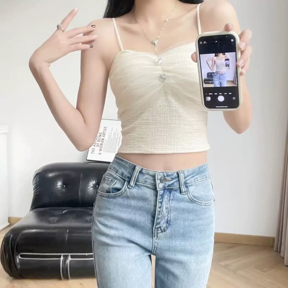2025 primavera y verano nuevo temperamento mujer estilo malla plisada adornos de diamantes pequeños camisola moda femenina ropa exterior con almohadilla para el pecho