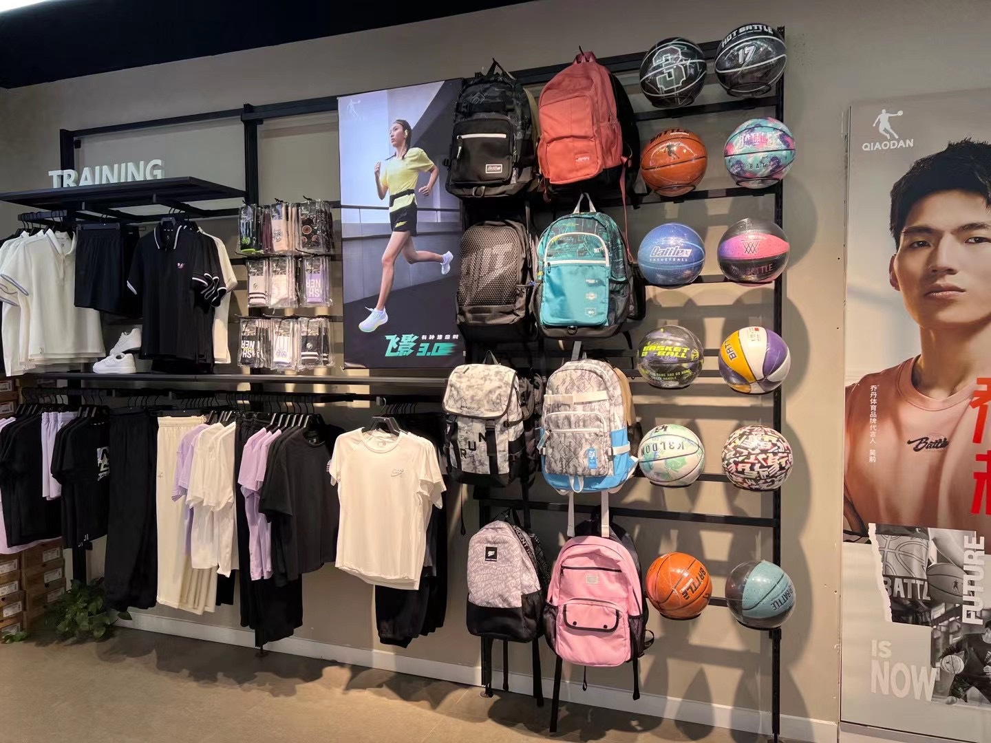 Mujeres y mujeres transfronterizas marca deportiva de ropa de exhibición estante de exhibición multicapa tienda de colgar percha de ropa estante de exhibición de ropa