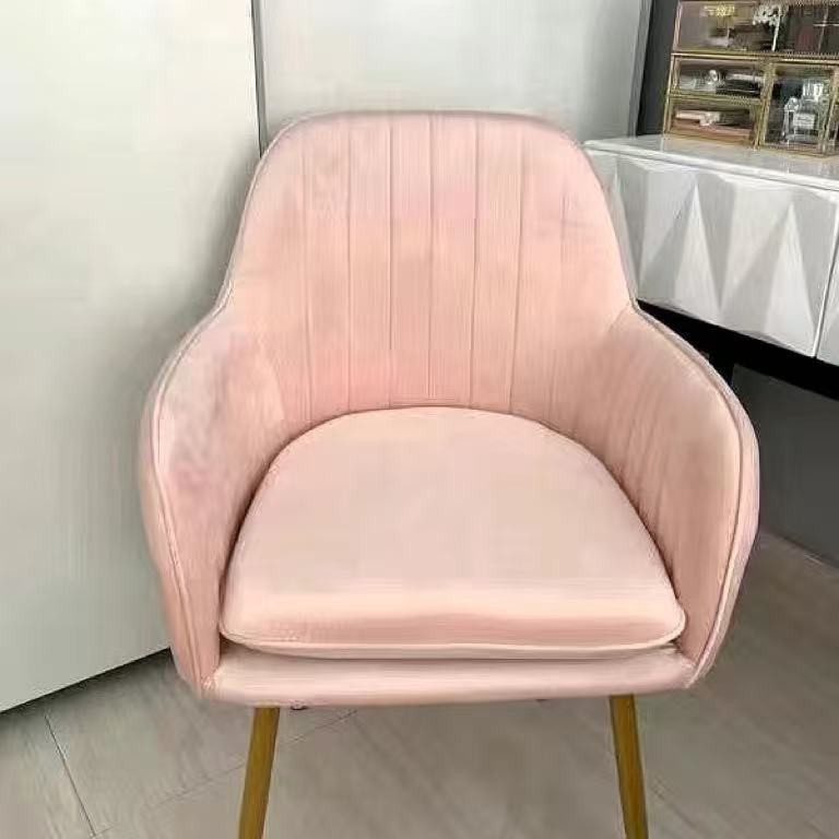 Venta al por mayor moderna colorida silla de comedor rosa blanca apoyabrazos restaurante de terciopelo silla de comedor con patas de metal dorado