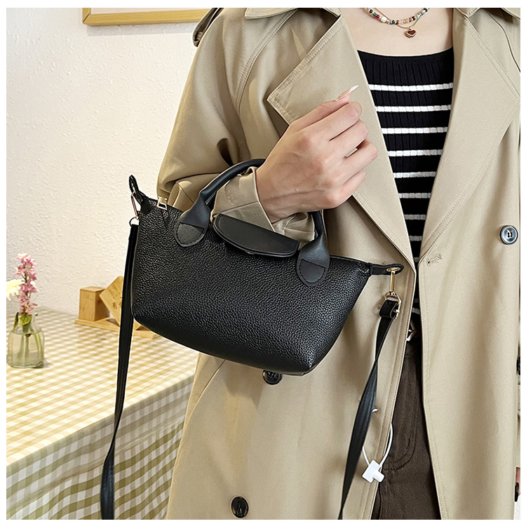 The new 2024 autumn/winter collection of handbags featuring a niche soft skin dumpling bag, color-blocking and patchwork single-shoulder bag, crossbody bag and commuter women's bag undefined