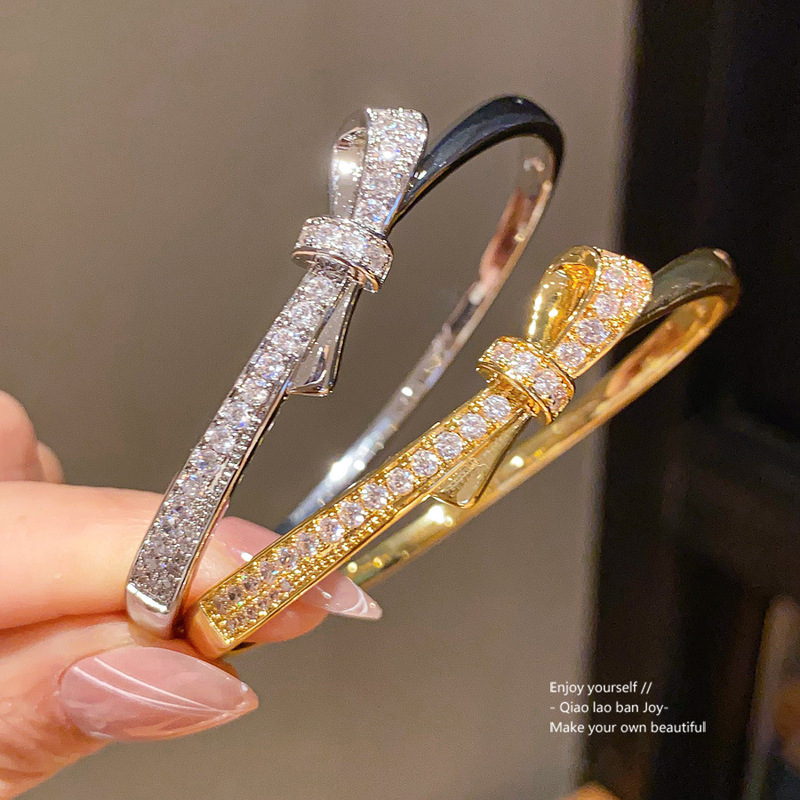 18K Real Gold Electroplated Zircon Bow Buckle Bracelet Simple Fashion Bracelet Accessible Luxury High-End Jewelry Wholesale 18K Real Gold Electroplated Zircon Bow Buckle Bracelet Simple Fashion Bracelet Accessible Luxury High-End Jewelry Wholesale