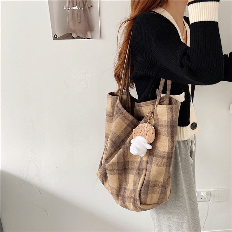 0981 Simple ins checkered woolen single-shoulder bag, hand-held cloth bag, student large-capacity shopping bag, laid-back style women's bag undefined