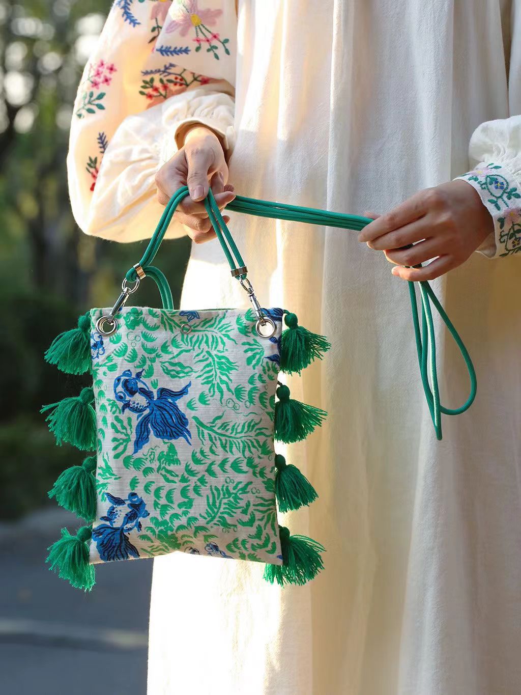 2025小衆のオリジナルデザインは色のフリンジキャンバスの携帯電話にぶつかって国の潮の新しい中国式の古い粗布を包んで肩掛けします。