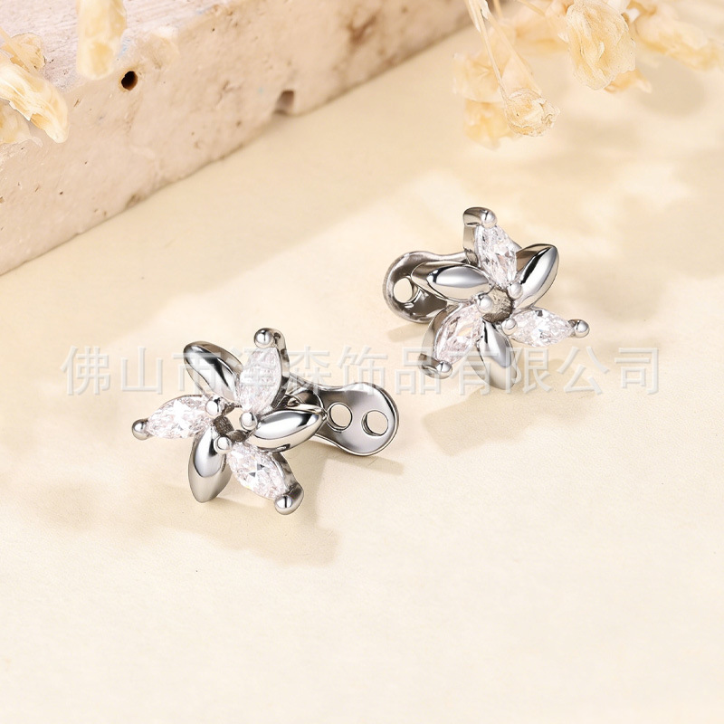 Silver pointed spike labret stud material detail